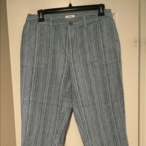 $5 SALE Liz & Co blue striped stretch crop jeans. EUC